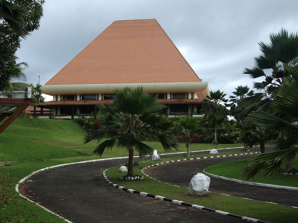 Fijian parliament house in Suva, 2006, Jared Wiltshire