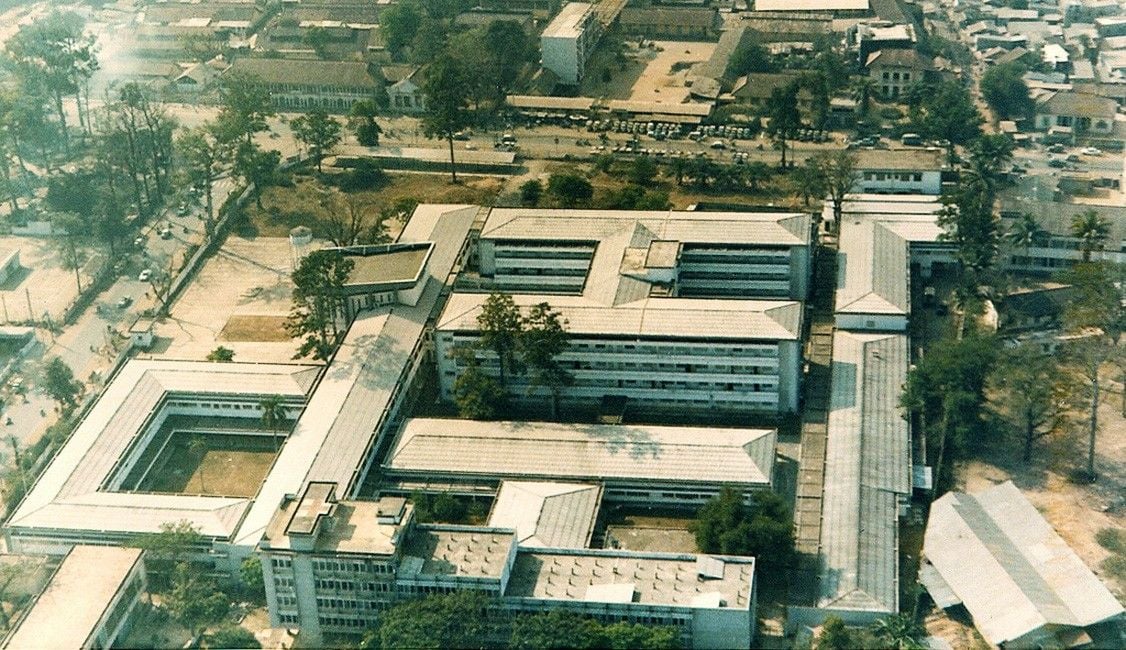 Aerial view of a sprawling hospital complex with multiple interconnected buildings and courtyards.